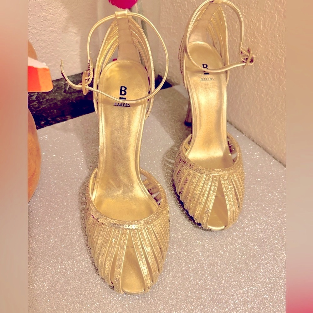 NEW Elegant Heels - Gold - size 7M